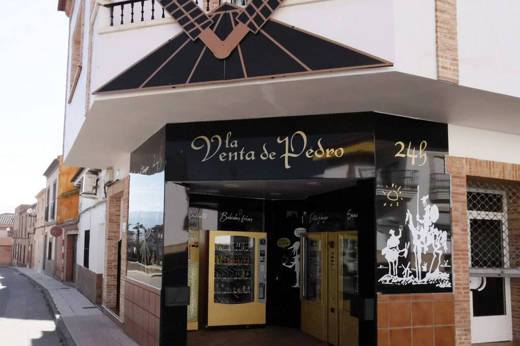 Tienda vending 24 horas de estilo Cervantino